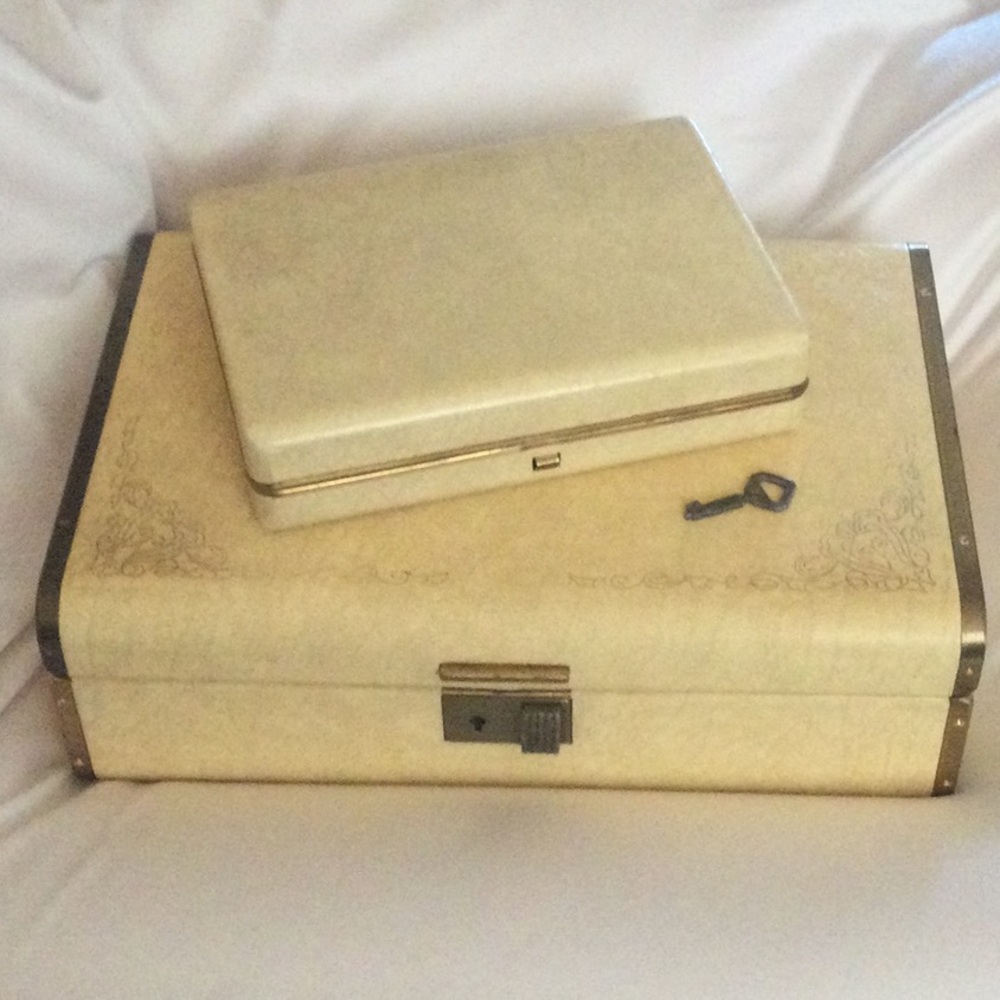 Vintage Farrington Cream Jewelry Accessory Case